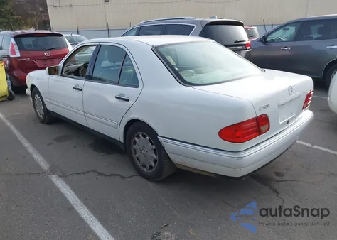 1999 Mercedes-Benz E 320 из США, поврежденный, VIN WDBJF65H8XA848568